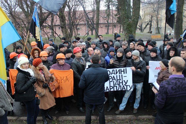 Червоноградські шахтарі влаштували пікет перед будівлею Львівської ОДА