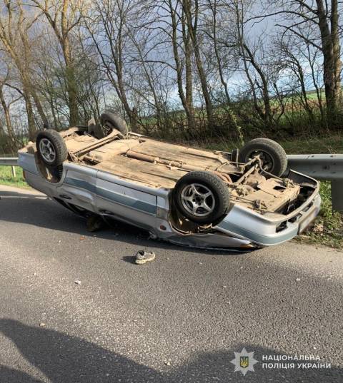 На Стрийщині перекинулось авто: водій загинув