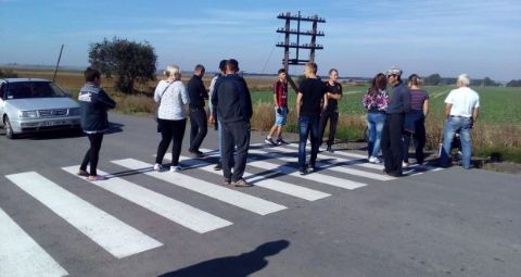 На Сокальщині місцеві мешканці перекрили дорогу Львів-Луцьк через її аварійність