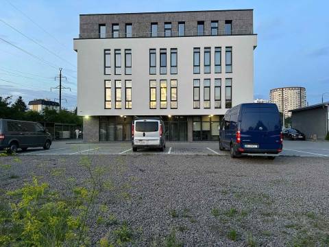 Ділянку під автомийкою на Сихові планують продати за понад чотири мільйони гривень