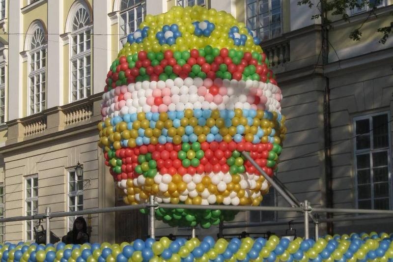 З тисячі повітряних кульок на площі Ринок створять "Аеро-писанку"