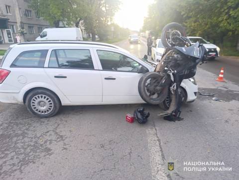 У Бродах в ДТП з Opel Astra постраждали мотоцикліст та його пасажир 