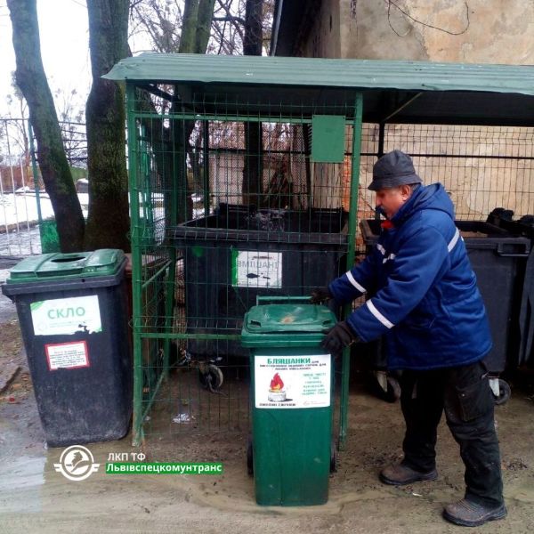 У Львові встановили десять нових контейнерів для збору бляшанок на окопні свічки