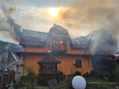 На Стрийщині згоріли дах та другий поверх житлового будинку