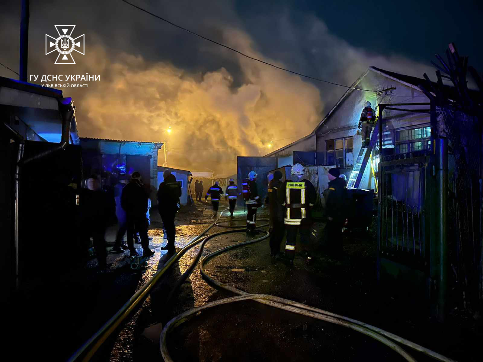 У Стрию більше 40 рятувальників гасили пожежу у виробничому цеху