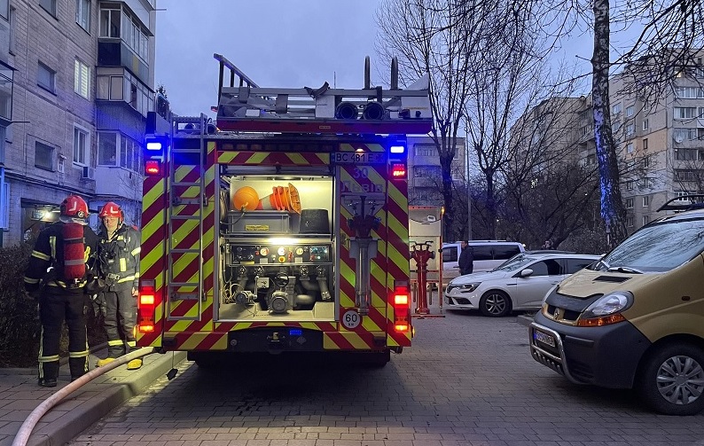 У Львові через пожежу в багатоповерхівці загинув чоловік та 6-річна дитина