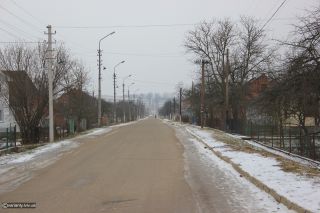 Кордон у Нижанковичах видно з цвинтаря, а центральна вулиця Міцькевича закінчується шлагбаумом. За ним - на голову краща від української польська дорога