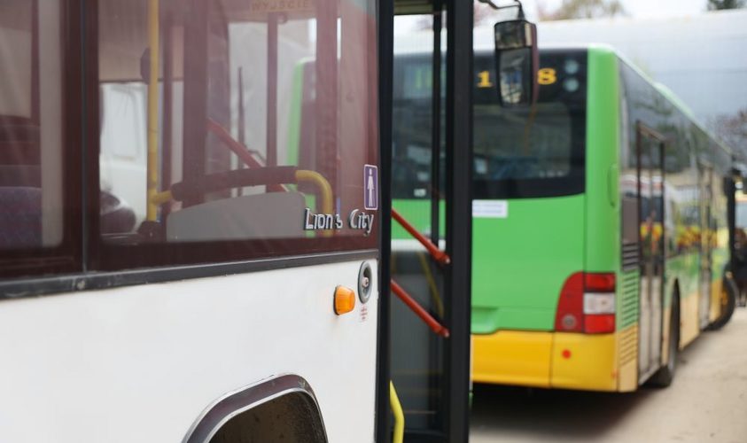 Львівська міськрада передала два польські автобуси для тероборони