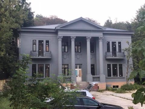 Власники вілли Бачевського попали на гроші за вікна і фасад