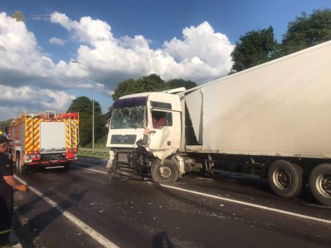 На трасі Київ-Чоп через потрійне ДТП на дорогу вилилось паливо