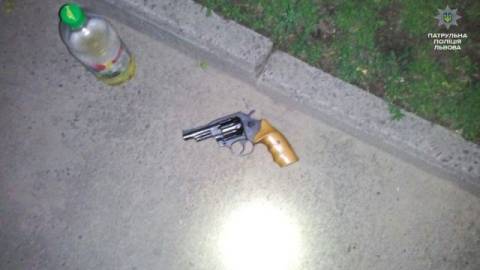 У Львові озброєний зловмисник пограбував людину