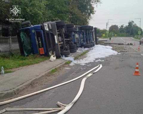 На Львівщині перекинулась вантажівка з скрапленим газом