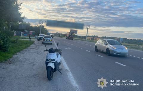 Поблизу Львова скутерист збив дівчинку, яка перебігала дорогу поза пішохідним переходом