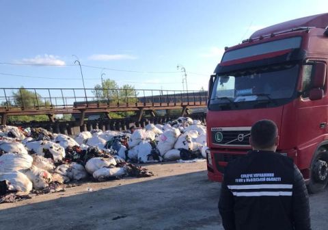 У Львові тривають обшуки у міськраді та компаніях-перевізниках через львівське сміття