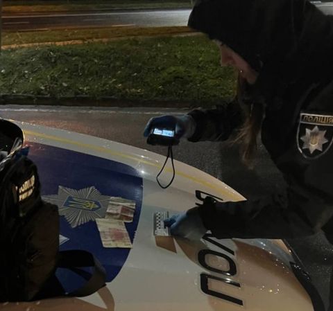 У Львові п'яний водій намагався дати патрульни 1500 гривень хабаря