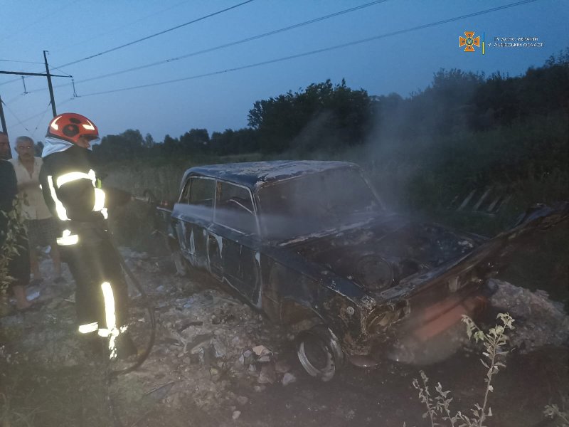 На Яворівщині вщент згоріла автівка