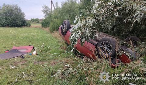 На Львівщині Audi A4 з'їхало у кювет: постраждали троє людей