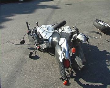 У Львові мотоцикл зіткнувся з легковиком