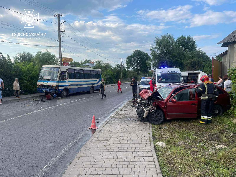 У Великих Мостах в ДТП з маршруткою постраждали двоє людей