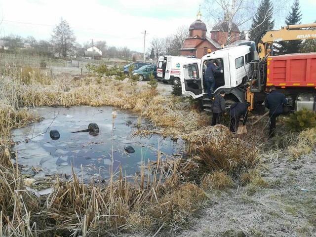 Біля Яворова зі ставка дістали автомобіль з чотирма тілами молодих хлопців