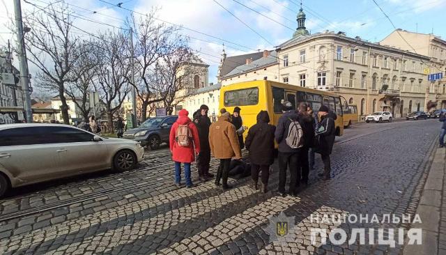 У центрі Львові маршрутка збила пенсіонерку на пішохідному переході