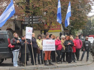 Близько сотні осіб протестувало проти рейдерського захоплення Ринку "біля Універмагу" (ФОТО)