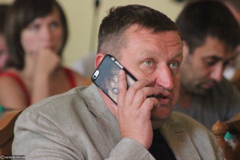 Адамик тримає понад три мільйони готівки