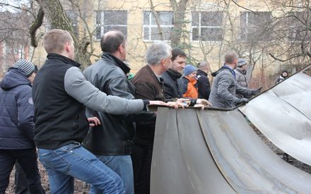 У Львові люди поламали паркан навколо забудови в парку та вигнали забудовника