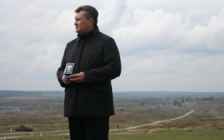 Літак Януковича сів у Еміратах