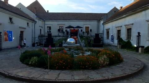 початок вечірки "Нічні Амбасадори" у Свірзькому замку 28.08.2021