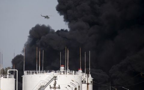 Пожежа на нафтобазі у Києві триває