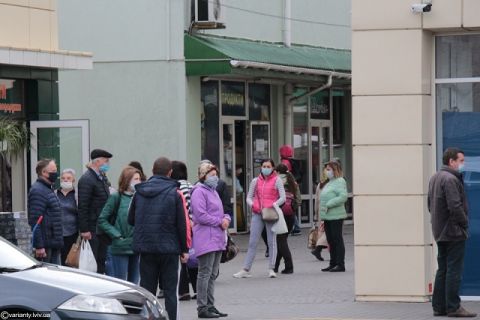 За добу кількість випадків захворювання на коронавірус в Україні зросла на 487 – до 13184