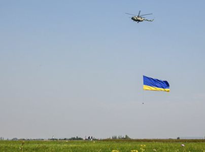 Сьогодні прапор рекордних розмірів замайорів у небі над Львівщиною