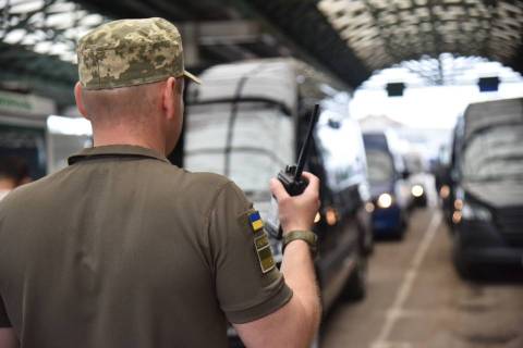 У одному з пунктів пропуску на кордоні з Польщею призупиняють проїзд для автобусів
