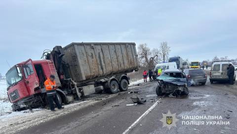 У потрійній ДТП з вантажівкою на трасі Тернопіль – Львів – Рава-Руська постраждали водій та пасажир легковика