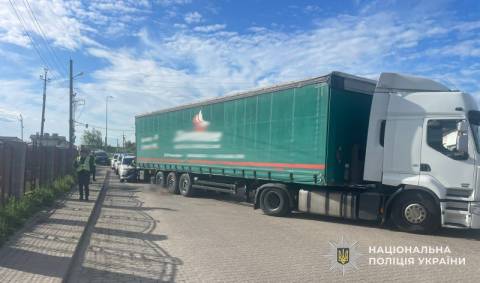 Поблизу Львова водій вантажівки на смерть збив жінку
