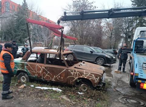 У Львові на арештмайданчик перемістили шість покинутих ВАЗів та ЗАЗів