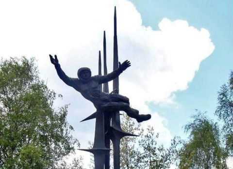 У Львові демонтують пам'ятник Валентині Терешковій