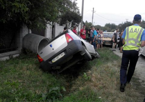 В Брюховичах двоє чоловіків викрали таксі та потрапили на ньому в ДТП