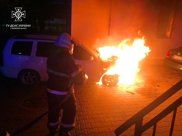 У Новояворівську згоріла автівка Volkswagen Polo