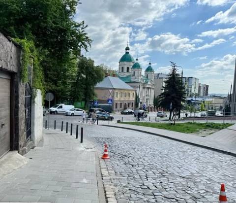 У Львові водій Audi A4 збив жінку на тротуарі