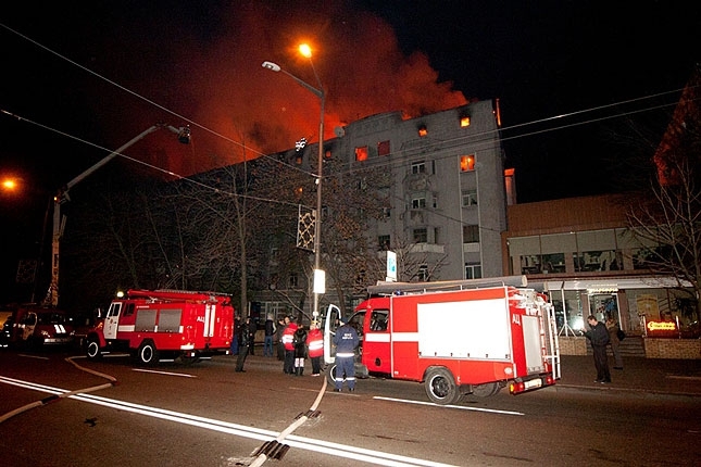 Рятувальники евакуювали 98 осіб під час пожежі у Львові