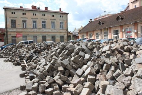 Садовий рахує львівську бруківку