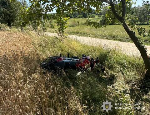 На Львівщині мотоцикліст врізався у дерево й загинув