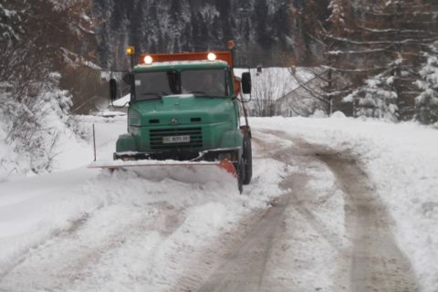 Через негоду львівські дорожники працюють цілодобово