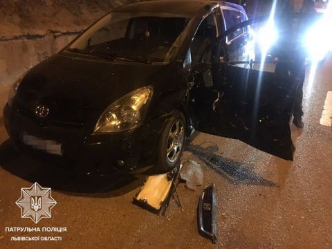 У Львові п'яний водій стукнув припарковане авто і втік з місця ДТП