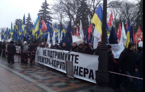 Під Верховною Радою тривають пікети за відставку Яценюка