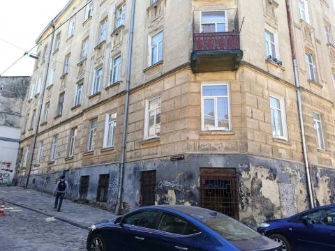 У історичному центрі Львова здають в оренду комунальне приміщення на майже 50 квадратних метрів