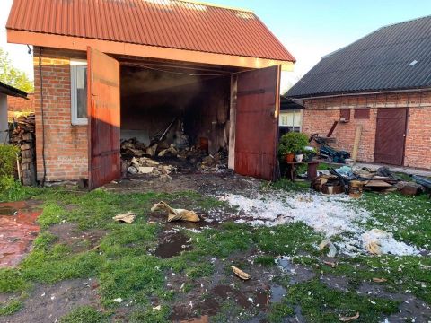 5 рятувальників гасили пожежу у гаражі на Радехівщині