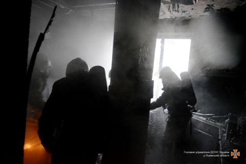 6 рятувальників гасили пожежу у львівській багатоповерхівці